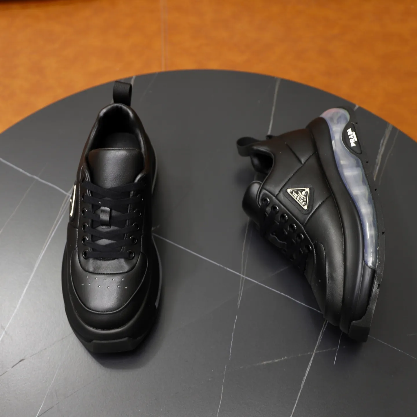Ex-factory price: 640 💰Prada/Prada Men's casual delivery, using imported cowhide leather upper, Prada triangle logo, lambskin lining, original air cushion bottom, rubber sewing technology, rubber bottom layer, excellent shock absorption effect, comfortable on the feet! Size: 39-44 (45, 46 customized)